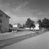 Bostäder. Korsnäs AB. Den 5 juli 1955. Redan från början av bolagets verksamhet anlades bostäder för de anställda enligt tidens krav och möjligheter vid de olika tidpunkterna. Genom intensifierad byggnadsverksamhet har därför bostadsstandarden successivt höjts framför allt under det senaste decenniet.