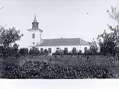 Lindbergs kyrka i Halland, sett från prästgårdens trädgård.