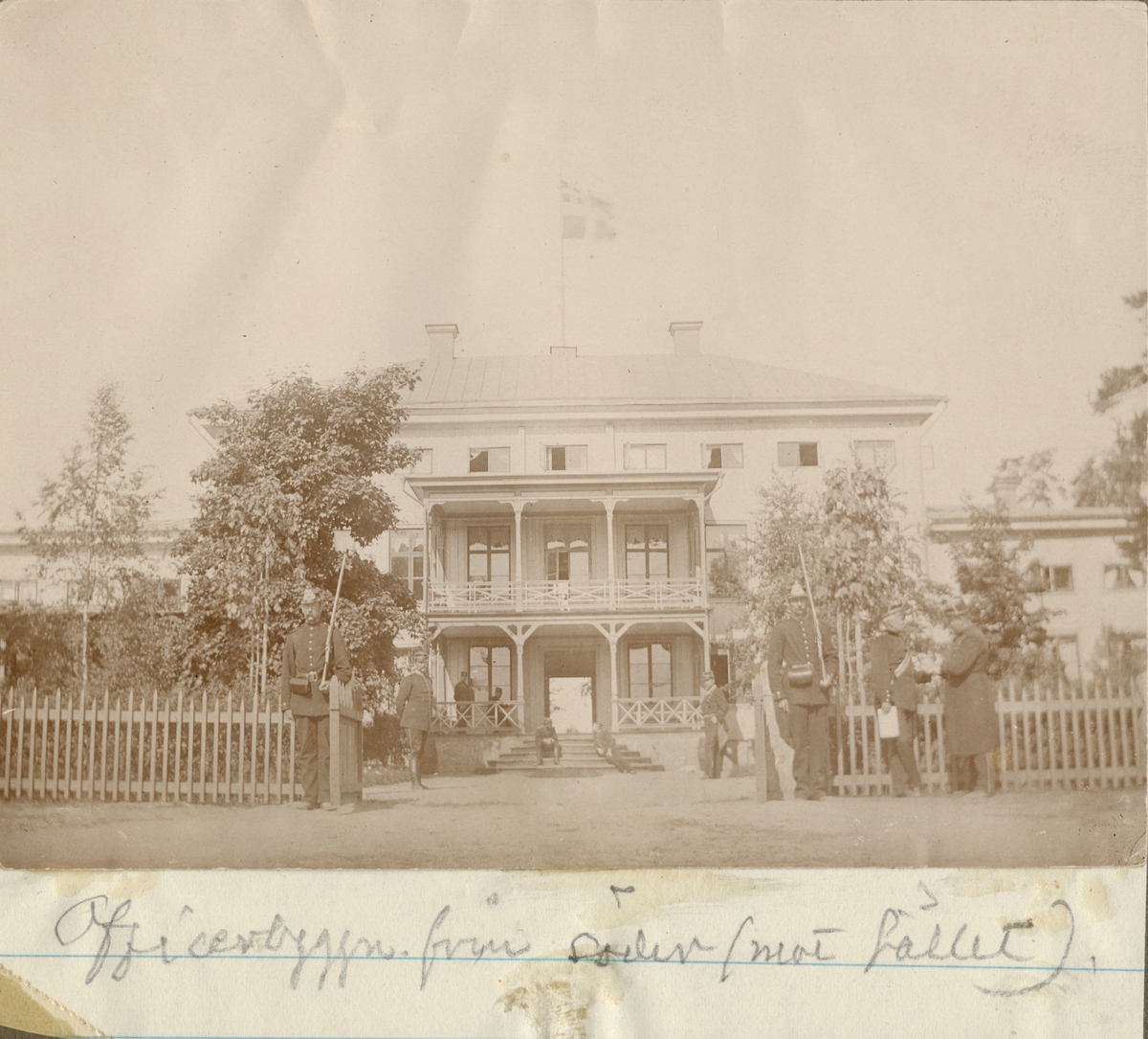 Unknown artist, Fotoalbum innehållande bilder från 1893 föreställande Hälsinge regemente. Bilderna visar exteriörer, interiörer, övningar, fritid, gruppfoton och porträtt tagna på regementets övningsplats Mohed.