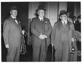 Bild tagen i samband med Julius Dorpmüllers besök i Sverige.  Dorpmüller, i mitten, var vid tiden för besöket generaldirektör för Deutsche Reichsbahn samt transportminister under den nazistiska riksregeringen. Längst till vänster står Axel Granholm, dåvarande generaldirektör för Statens Järnvägar. Längs till höger står den dåvarande chefen för järnvägarna i Stettin, Friedrich Lohse.