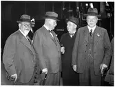 Bild tagen i samband med Julius Dorpmüllers besök i Sverige.  Dorpmüller, längst till höger i bild, var vid tiden för besöket generaldirektör för Deutsche Reichsbahn samt transportminister under den nazistiska riksregeringen. Första från vänster är den dåvarande chefen för järnvägarna i Stettin, Friedrich Lohse. Andra från vänster är Axel Granholm, dåvarande generaldirektör för Statens Järnvägar.