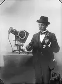 Meteorolog Jonas Westman med meteorologiskt mätinstrument, Uppsala efter 1890