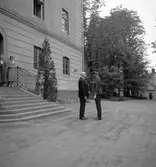 Landshövding Lübecks uppvaktning utanför Gävle slott vid 60-årsdagen.