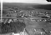 Flygfoto över stationen
Station anlagd 1892. Tvåvånings stationshus i trä. Byggnaden blev 1923 ombyggd invändigt, och sammanbyggd med godsmagasinet. 1933 företogs en modernisering.