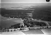 Flygfoto över stationen
Trafikplats anlagd 1871. Envånings stationshus i tegel. Värmeledning indrogs 1935. Station öppnad 1/10 1869, hållplats, nedlagd 31/5 1970, men hela tiden kvar som trafikteknisk station. Stationshuset rivet 1978