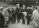 Landshövding Erik Von Heland och Generaldirektör Erik Upmark med andra resande vid Karlshamn station.