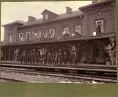 Sollefteå järnvägsstation. Statens Järnvägar, SJ. Stins Von Post med Personal. Post tjänstgjorde under åren 1894-1914. Banan elektrifierades 1939.