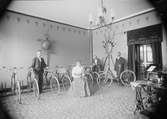 Cyklar i Husqvarna Symaskinsdepot, Drottninggatan 12, Uppsala omkring 1900