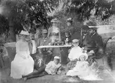 Handlarna Anders Strandberg och Victor Söderberg med familjer och vänner, Haga, Marielund, Funbo socken, Uppland omkring år 1900