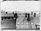 Utsikt från taket till fastigheten Drottninggatan 89 österut före rivningen. I fonden t v syns Engelbrektskyrkan. Foto 1959.