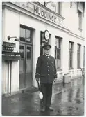 Stationsinspektorn Gustav Österberg vid Huddinge station.