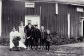 Nämndeman Emil Larsson med familj, Nedre gården, Svenshyttan, ca 1907.
Fru Larsson med baby, några av barnen var Linnéa, Simon, Einar, Olga (död i sot 1912).