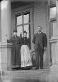 Två kvinnor och en man, Marma läger, Marma, Älvkarleby socken, Uppland före 1914