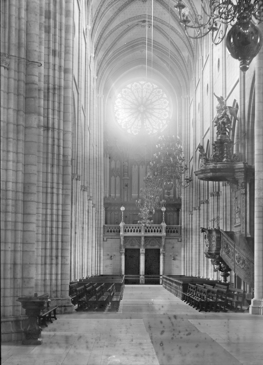 Henri Osti's Fotografiateliér, Vy mot orgelläktaren efter restaureringen, Uppsala domkyrka, Uppsala 1911