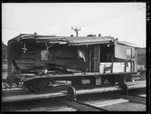 Postvagn tillhörandes Stockholm - Roslagens Järnvägar, SRJ DFo 100 efter krockskada. År 1948.