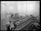 Stationär motor inomhus. Provrum för motorer med bromsbänk.
Interiör från verkstaden i Enenebyberg tillhörandes Stockholm - Roslagens Järnvägar/Stockholms Läns Omnibus.