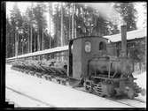 Orenstein & Koppel, O&K lok med tippvagnar märkta spårvägen. Möjligen rör det sig om det Asea-ägda O&K 2076/1906 under arbetet med norra Lidingöbanan.