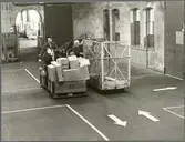 Trafikaktiebolaget Grängesberg–Oxelösunds Järnvägars fraktgodsmagasin i Eskilstuna. Trafikbiträde Lars Ek till vänster på trucken, och stationsförman Ville Pettersson till höger.