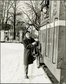 Trafikaktiebolaget Grängesberg–Oxelösunds Järnvägar, TGOJ Z4 9 på väg in på AB Järnförädlings industriområde. I lokomotorns förarhytt sitter stationsförman Anders Olsson, stående utanför syns bruksdisponent Hans Rudberg.