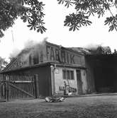 Eldsvåda i Snickerifabrik.
Juli 1956.