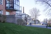 Byggnadsdokumentation av Papyrusskorstenens rivning 2015-05-08. Byggnad 6 (kartongfabriken) ligger strax framför. Relaterade motiv: 2018_0110 - 0116. Till vänster ses flerbostadsområdet Silverskatten på Störtfjällsgatan.