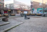 Mölndals torg, år 2015. Bild 1: statyn Albert där Brogatan går västerut. Bild 2: mot söder. I bakgrunden ses Brogatan och fastigheten Havskatten 17 (Brogatan/Mölndals torg). Bild 3: troligtvis för lek. Dokumentation av platsen innan rivning och nybyggnation.