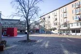 Mölndals torg sett från Bergmansgatan, år 2015. Bild 1: fastigheten Kungsfisken 4 ses till vänster och Havskatten 12 till höger. Bild 2: stapeln i mitten är hissen upp till p-däcket. Dokumentation av platsen innan rivning och nybyggnation.