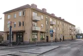 Storgatan åt sydost, år 2015. Bild 1-2: hörnet av Brogatan 23 (Miljöpartiet) och Storgatan 33A-C (lägenheter). Bild 3: entré till Storgatan 33. Dokumentation av platsen innan rivning och nybyggnation.