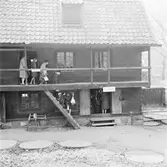 Garverigården på Skansen. Besökare. Skyltar 