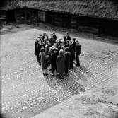 Skolklass vid Oktorpsgården på Skansen år 1965.