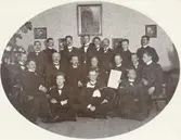 Studenterna på Norrbyska studenthemmet, i mitten husmor Ninni Anderberg, Uppsala 1905