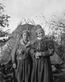 Siri Turi (gift med Johan Turis bros Aslak) och Emilie Demant Hatt utanför Siris kåta i Laimo-Sidaen, Talma lappby, Jukkasjärvi socken, Torne lappmark. Emilie Demant Hatt bodde hos Siri från våren 1907 till 1908.