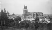 Stadsvy med Uppsala domkyrka och Helga Trefaldighets kyrka, Uppsala 1860-tal