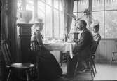 Sällskap vid frukostbord, sannolikt Ostis ateljé, Uppsala före 1914