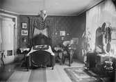Fotografen Henri Osti i sitt sovrum, Bredgränd 11, Uppsala efter 1895