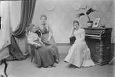 Ateljéporträtt - Emma Osti och två flickor, Uppsala före 1914