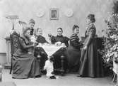 Ateljéporträtt - kvinnor runt kaffebord, Uppsala 1899