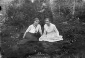 Två kvinnor, sannolikt patienter vid Vattholma sanatorium, Uppland