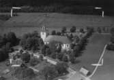 Flygfoto över Reftele kyrka i Gislaveds kommun. Nr H 1990.