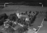 Flygfoto över Reftele kyrka i Gislaveds kommun. Nr H 1990.