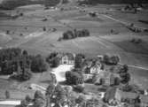 Flygfoto över  Ölmestads skola i Reftele, Gislaveds kommun. Nr H 1993.