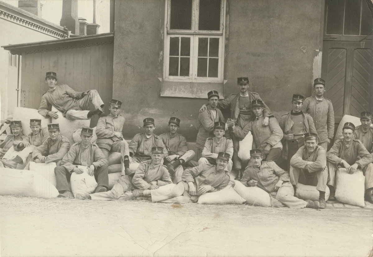 Unknown artist, Fotoalbum innehållande bilder från Göta livgarde I 2 omkring 1910-1920.
