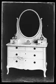 Spegelbyrå, sängkammarmöbel, tillverkad av Axelssons snickeriverkstad. 
I fotografens anteckningar 