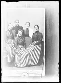 Reprofotografi av ateljéporträtt på fem kvinnor. Originalbilden är tagen på Louise Andessons ateljé i Borås. I fotografens egna anteckningar står det 