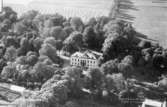 Flygfoto över Lyckås Gård, Skärstad i Jönköpings kommun. Nr H 2581.