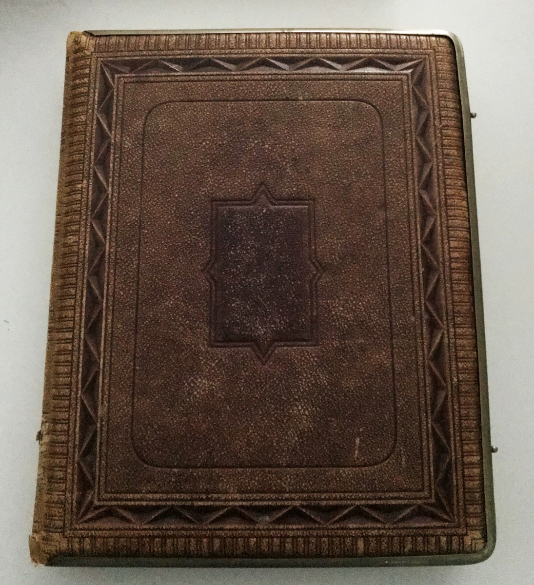 Unknown artist, Fotoalbum innehållande porträtt från 1860-70-talen föreställande officerare vid huvudsakligen Västgöta regemente.