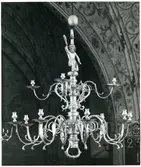 Björksta sn, kyrkan. Ljuskrona av mässing. 