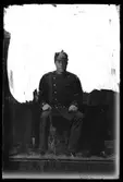 Reprofotografi av en man i uniform. Bilden har frilagts. I fotografens anteckningar står det 