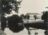 Lilla Torget, kv. Tygvävaren, med Sparbankens fastighet.