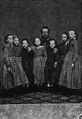 Sju flickor med magister Nilsson i en gymnastikförening 1870.
Från vänster: Lotten Sandberg, Alma Öman, Anida Sandberg, Agnes Eneström, Hilda Sandberg, Frida Hintze, Hanna Anderson